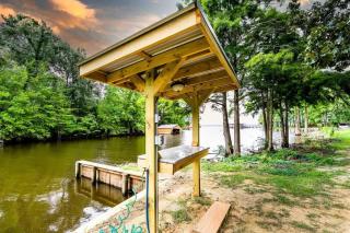 Lakefront 3BR with Bunkhouse and Kayaks, Rowboat Included - 2