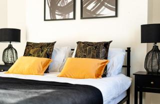 Huge Town Centre 2 Bed Flat with Free Parking - 1