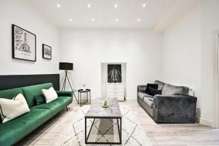 Superb Ealing Broadway Apartment- Steps to Tube & City Attractions - 0