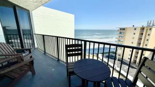 Top-floor ocean view condo with a private balcony and beachfront pool - 9