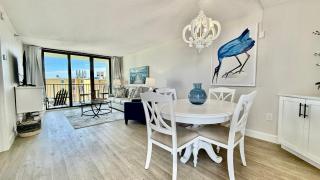 Top-floor ocean view condo with a private balcony and beachfront pool - 6