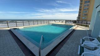 Top-floor ocean view condo with a private balcony and beachfront pool - 5