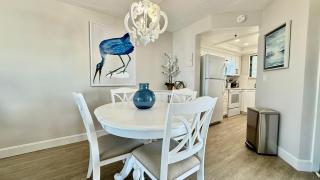 Top-floor ocean view condo with a private balcony and beachfront pool - 1