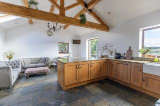GARDEN FIELD COTTAGE - Spacious Holmbridge Home with Rolling Hill Views - 0