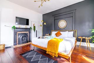 Prime Location Top Rated Clean Parking Free! - 5