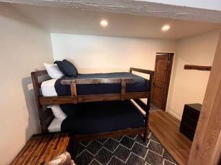 Tastefully Remodeled Condo at Mammoth Ski & Racquet Club, Hot Tub, Garage, 10 Min Walk to Ski Lifts - 8