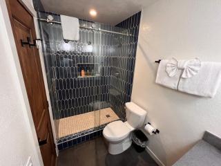 Tastefully Remodeled Condo at Mammoth Ski & Racquet Club, Hot Tub, Garage, 10 Min Walk to Ski Lifts - 4