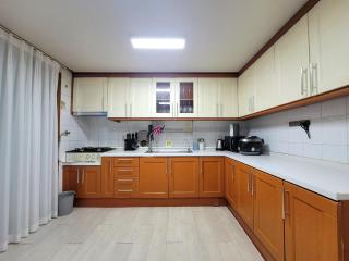 a spacious and comfortable house with a rooftop in the city center - 7