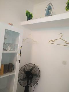 chambre meublée Douala Cameroun, bonapriso, eau chaude, wifi haut débit, clim, gardien - 2