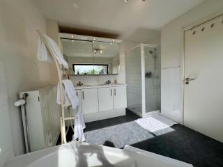 3BR Villa with Big Garden, Ping-Pong, Cinema, Bath - 9
