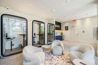 Modern Condo w Balcony At 72 Park - 5