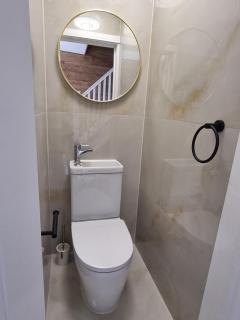 Chic 2BR Apt - 1 Min From Metro to Central Ldn - 8