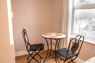 Chic 2BR Apt - 1 Min From Metro to Central Ldn - 4