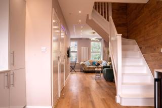 Chic 2BR Apt - 1 Min From Metro to Central Ldn - 3