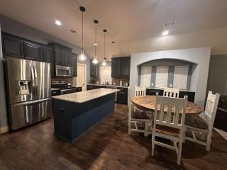 Cozy 4 bedroom home with Greenbelt views in Oak Point - 4