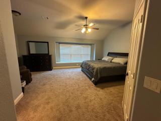 Cozy 4 bedroom home with Greenbelt views in Oak Point - 2