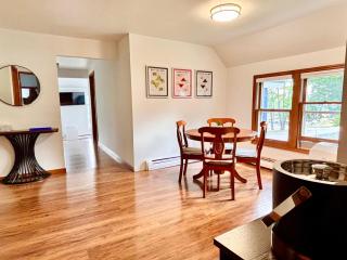 Relaxing Upper Level Retreat Near Torch Lake & River - 9