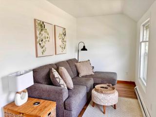 Relaxing Upper Level Retreat Near Torch Lake & River - 6
