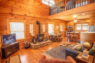 West Jefferson Cabin- Hot Tub, Fireplace, Sleeps 7 - 7