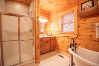 West Jefferson Cabin- Hot Tub, Fireplace, Sleeps 7 - 1
