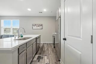 IRIE Living Retreat Kg 2bd Gym Pool Brand New - 6