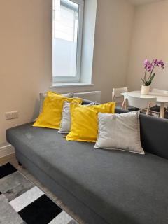 Brand-new flat, King Bed, Sofa Bed with full kitchen, Wi-Fi, self check-in Central location near everything - 3