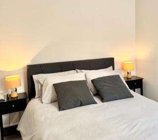 Brand-new flat, King Bed, Sofa Bed with full kitchen, Wi-Fi, self check-in Central location near everything - Farnborough - 7