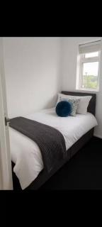 Spacious, Roundhay, LS8, Parking x 2, Sleeps 6 - 5