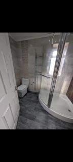Spacious, Roundhay, LS8, Parking x 2, Sleeps 6 - 3