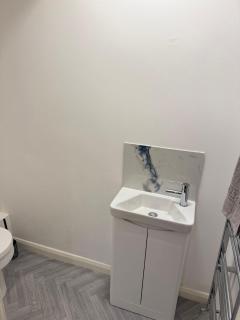 3 Bedroom House with free on site Parking next to the Canal - 8