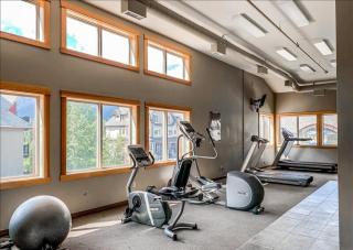 Evergreen Escape - 2 Bedroom Condo with Pool & Hot Tub - 3