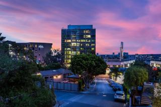 Sunset Strip 5 Star Location w Pool Jacuzzi Cabana BBQ - 6