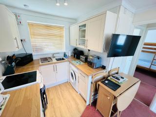 2 Bedroom Chalet SB144, Sandown Bay, Isle of Wight, Dog Friendly, Free Wifi - 7