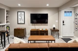 Husky Haven - Seattle - 9