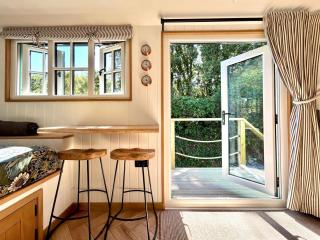 Luxury Shepherds Hut With Wood Fired Hot Tub - Mawgan Porth - 5
