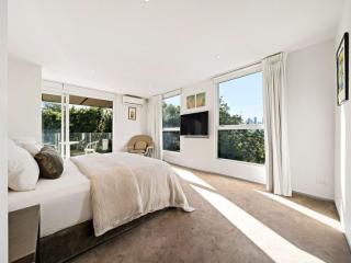 Luxury City Retreat with Spa and Views in Parnell - 7