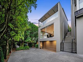 Luxury City Retreat with Spa and Views in Parnell - 6