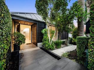 Luxury City Retreat with Spa and Views in Parnell - 4