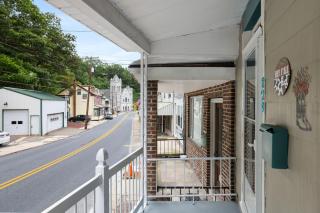 Spacious Broadway Home Downtown Western Modern Charm with parking - 1