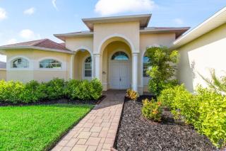 Casa Amarilla Cape Coral Luxury Waterfront Escape - 4