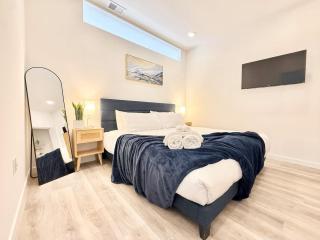 Chic 1BR Old City Apt with King Bed, City View, and Gym - 0