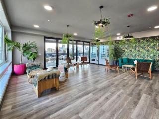 Chic 1BR Old City Apt with King Bed, City View, and Gym - 4