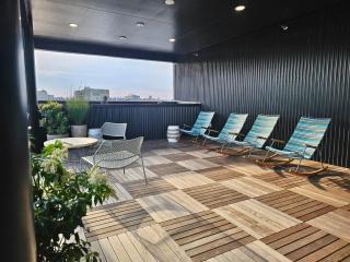 Chic 1BR Old City Apt with King Bed, City View, and Gym - 9