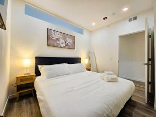 Stylish 1Br King with Gym in the Heart of Old City - 4