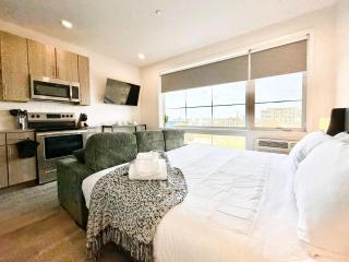 Studio Apt with City View, Rooftop and Gym - 0