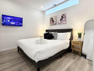 Old City King 1BR near Historic Sites with Gym - 0