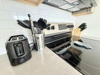 Old City King 1BR near Historic Sites with Gym - 9