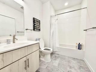 Old City King 1BR near Historic Sites with Gym - 5