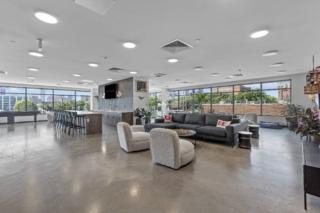 Old City King 1BR near Historic Sites with Gym - 3