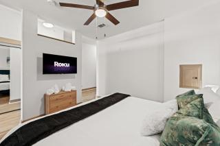 Tasteful Apt in Central Dallas with Parking and Pool - 6